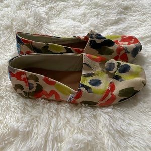 Lightly Used- Colorful Toms Size 8.5